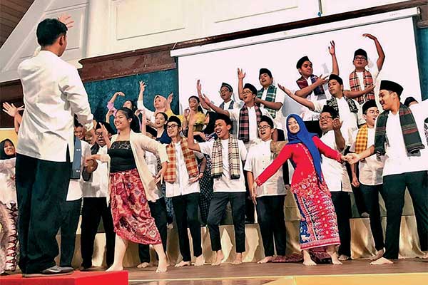 Tim Paduan Suara SMAN 34 Jakarta di internasional A Voyage of Voice (AVOV) 2019 di Thailand, Sabtu (20/07).