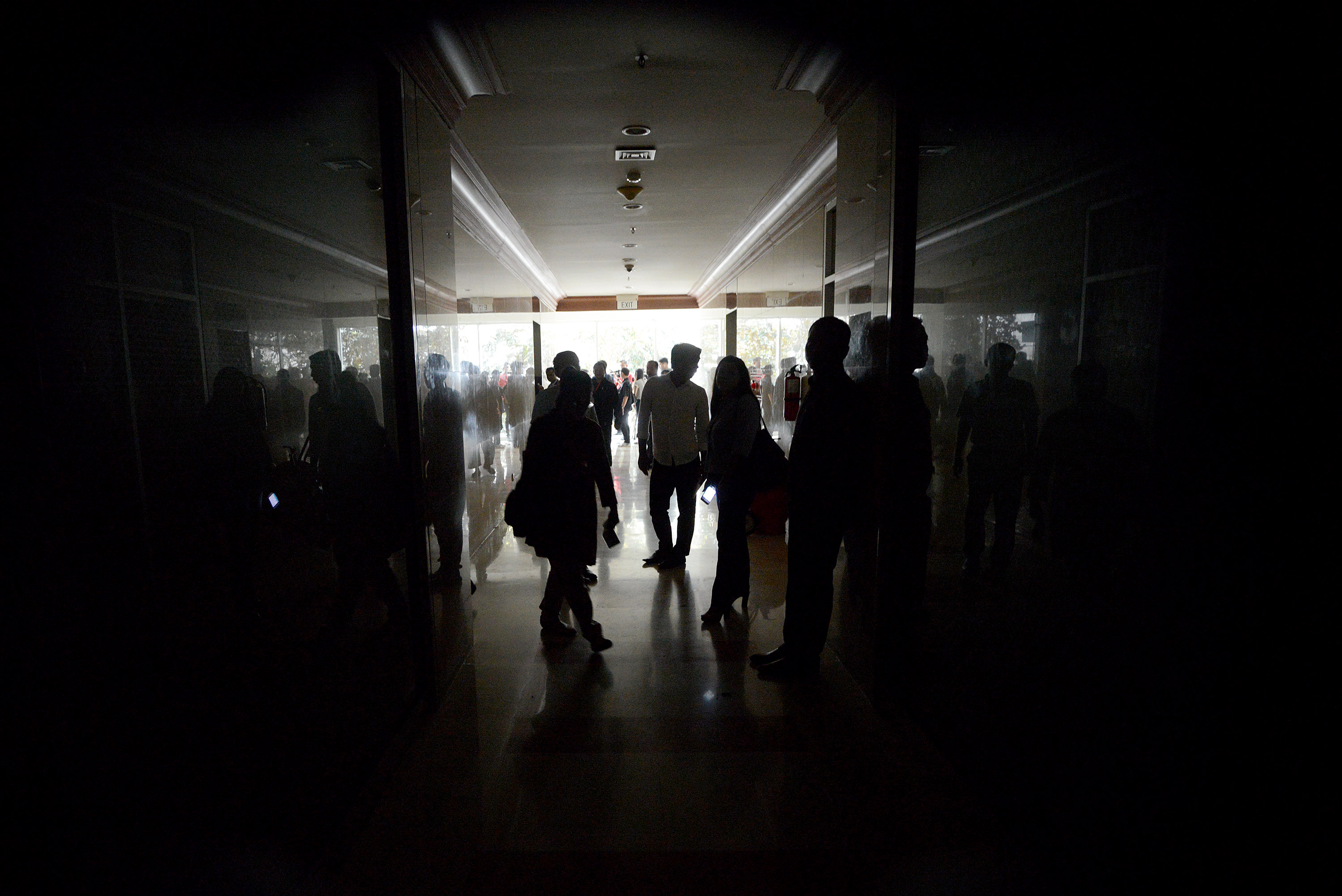 Suasana gedung Nusantara II DPR yang gelap karena listrik mati di Kompleks Parlemen Senayan, Jakarta, Senin (10/2).