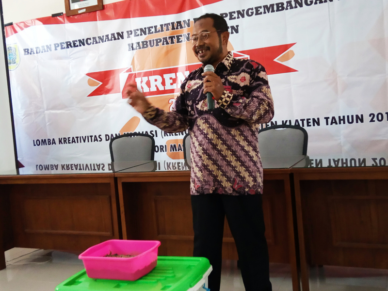 Salah satu peserta lomba krenova tingkat masyarakat umum saat presentasi hasil temuannya di depan juri.