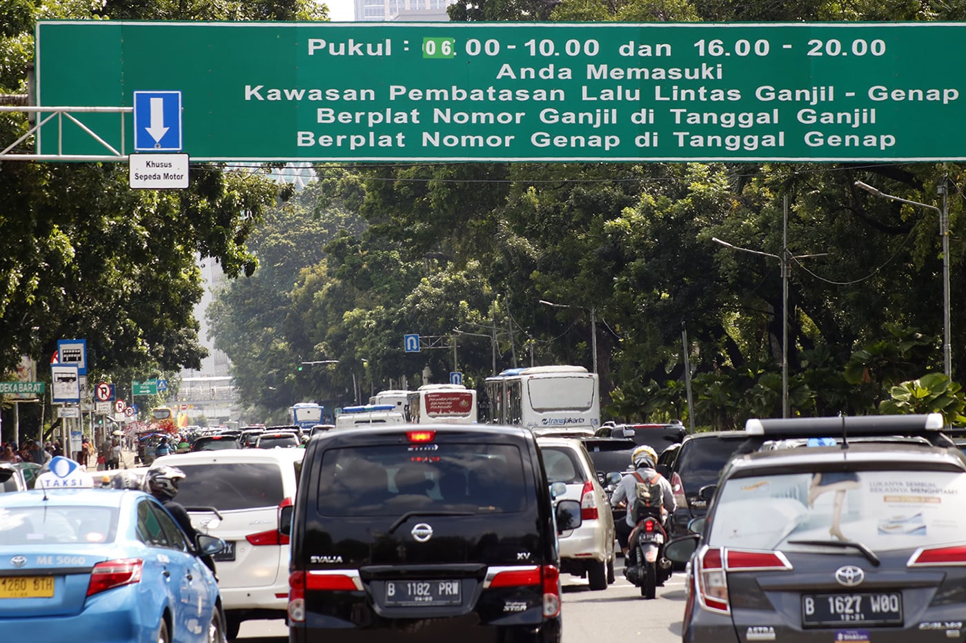 Kendaraan memasuki kawasan pembatasan lalu lintas ganjil-genap di Jalan Medan Merdeka Barat, Jakarta, Rabu (2/1).