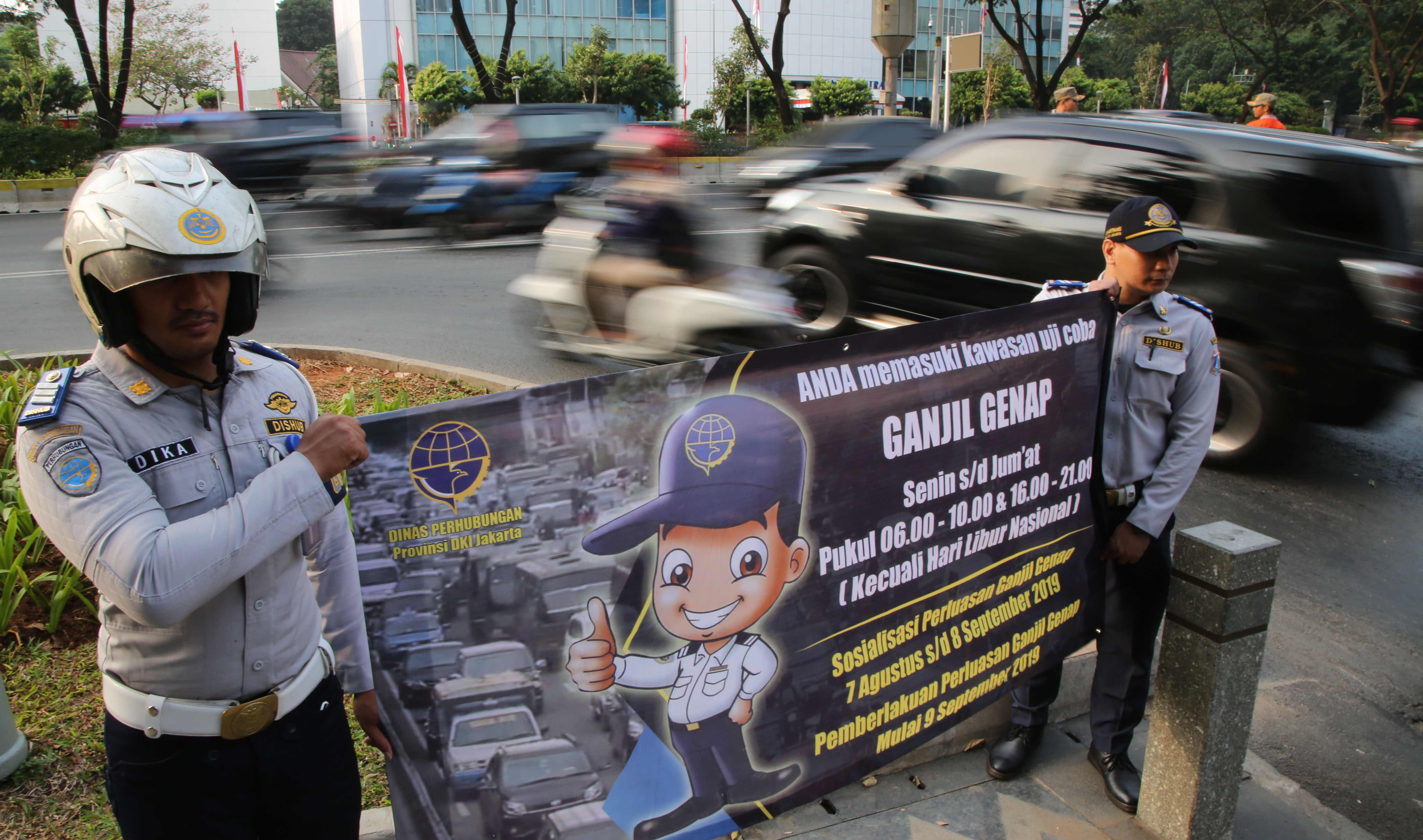 Petugas dari Dinas Perhubungan (Dishub) DKI Jakarta melakukan sosialisasi perluasan area ganjil genapdari arah Benhil menuju Jalan Sudirman.