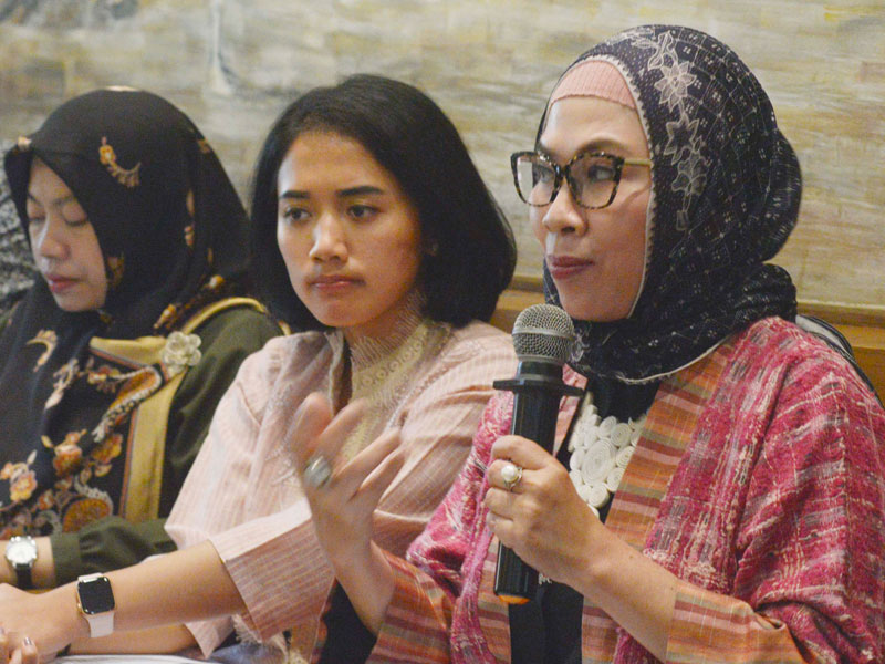 Politisi Gerindra Edriana Nurdin, Politisi Golkar Putri Anetta Komarudin (kedua dari kanan) dan Direktur Eksekutif Perludem Titi Anggraini.