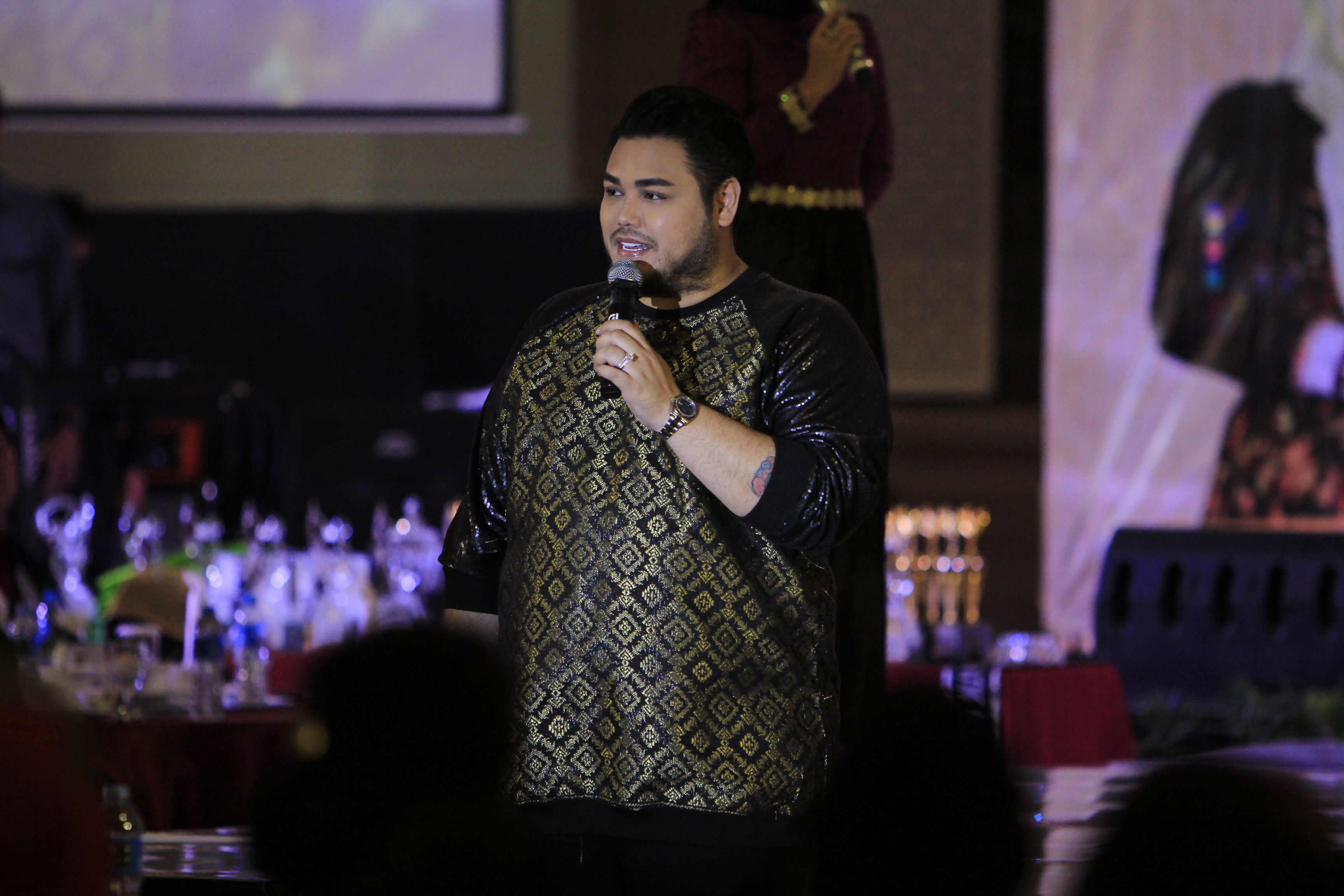 Desainer, aktor, host, dan penyanyi  Ivan Gunawan. 