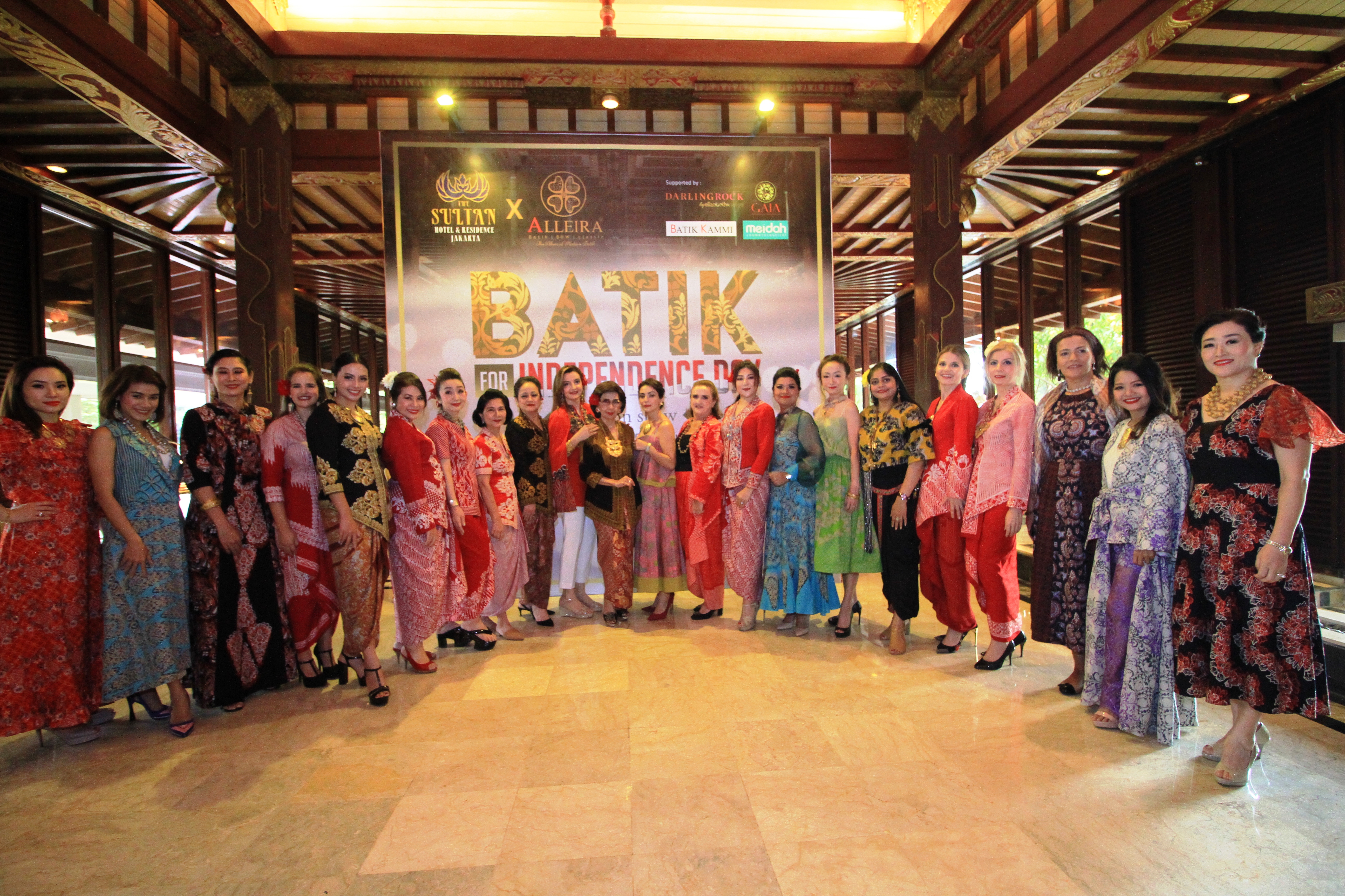 Peragaan Busana Para Istri Dubes Kerja Sama dengan Alleira Batik