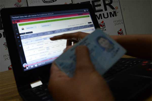 Ilustrasi -- Masyarakat Pemilih mengecek data pribadi pada Web SIDALIH milik Komisi Pemilihan Umum (KPU) di Kantor KPU, Jakarta, Rabu (12/7)