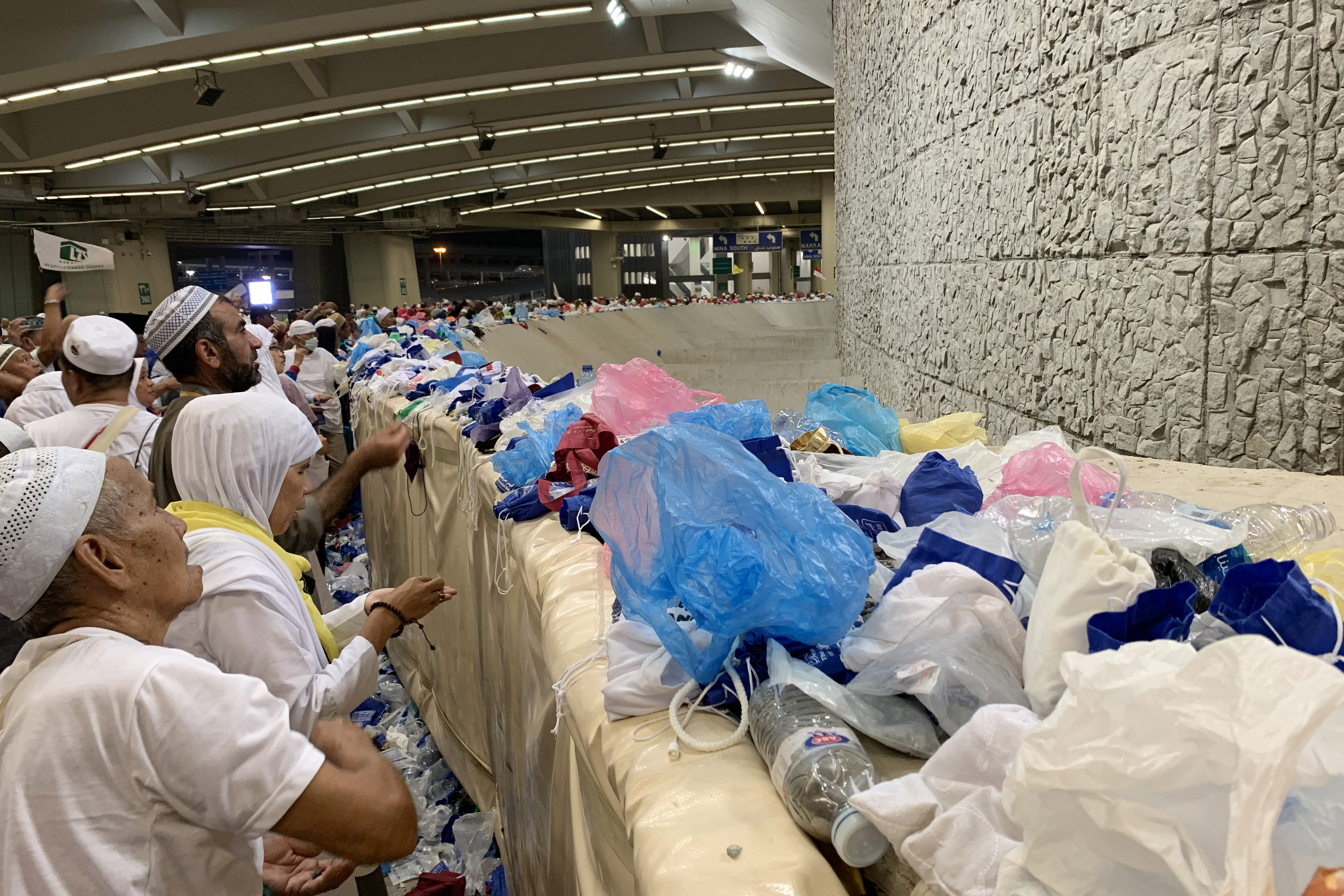 Jemaah Haji melakukan jumroh Aqobah yang jadi salah satu syarat wajib pelaksanaan ibadah haji