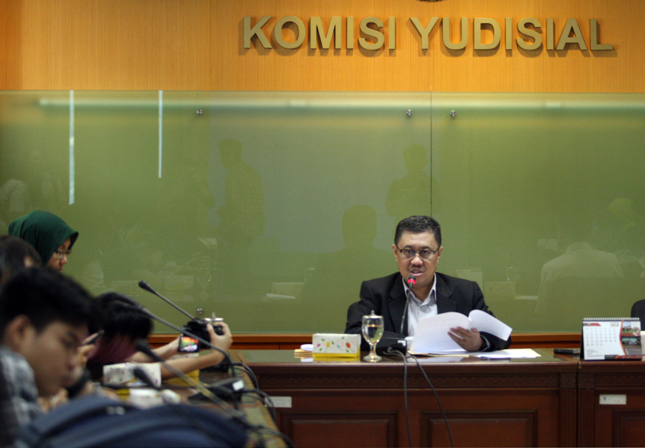 Ketua Bidang Rekrutmen Hakim Komisi Yudisial (KY) Aidul Fitriciada Azhari memberikan keterangan saat konpers di Jakarta, Rabu (7/8)