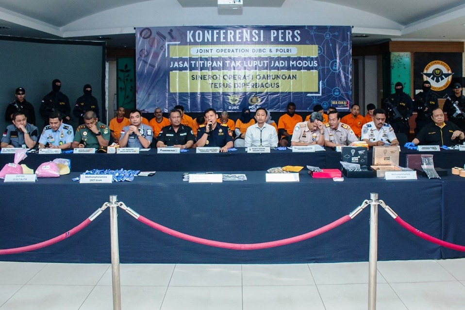 Bermula dari jasa titipan jadi modus penyelundupan.