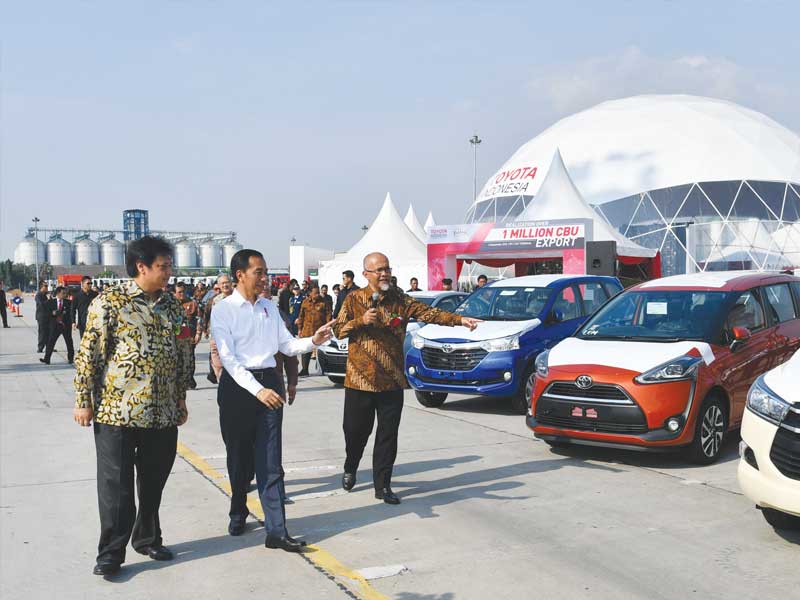 Presiden RI Joko Widodo dan Menteri Perindustrian RI Airlangga Hartarto ketika meninjau produk ekspor kendaraan utuh  pada tahun 2018.
