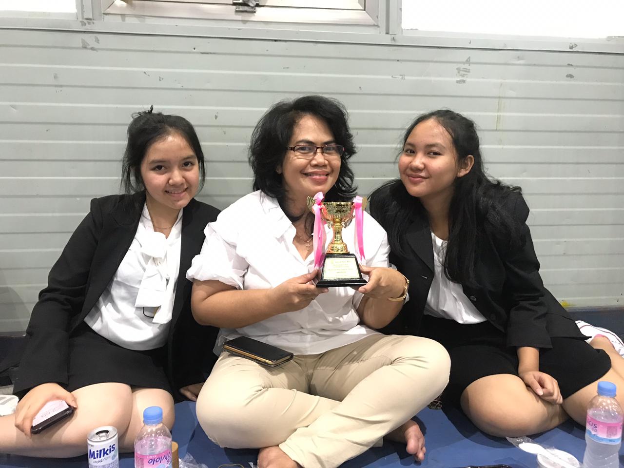 Siswa penemu obat penyembuh kanker Anggina Rafitri dan Aysa Aurealya Maharani bersama guru pembimbing Helita Gusran (tengah)