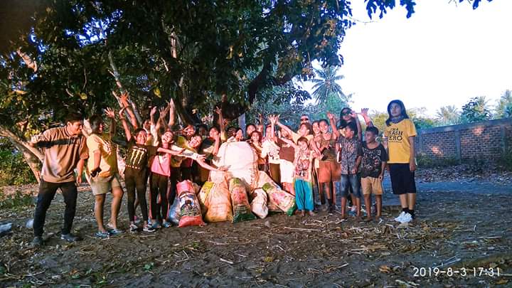 Para anggota komunitas Trash Hero dengan sampah yang berhasil dikumpulkan tiap akhir pekan. 