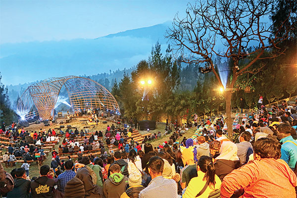 Kendati udara dingin, para pecinta musik jazz mamadati amfi teater Jiwa Jawa Resort untuk menikmati Festival Jazz Gunung 2019.