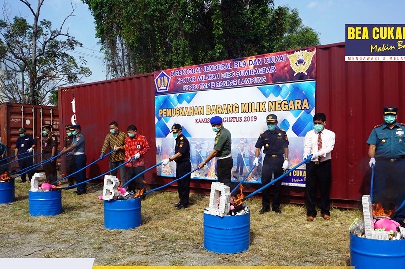 Bea Cukai Bandar Lampung Musnahakan Barang Ilegal Senilai Rp5,6 M