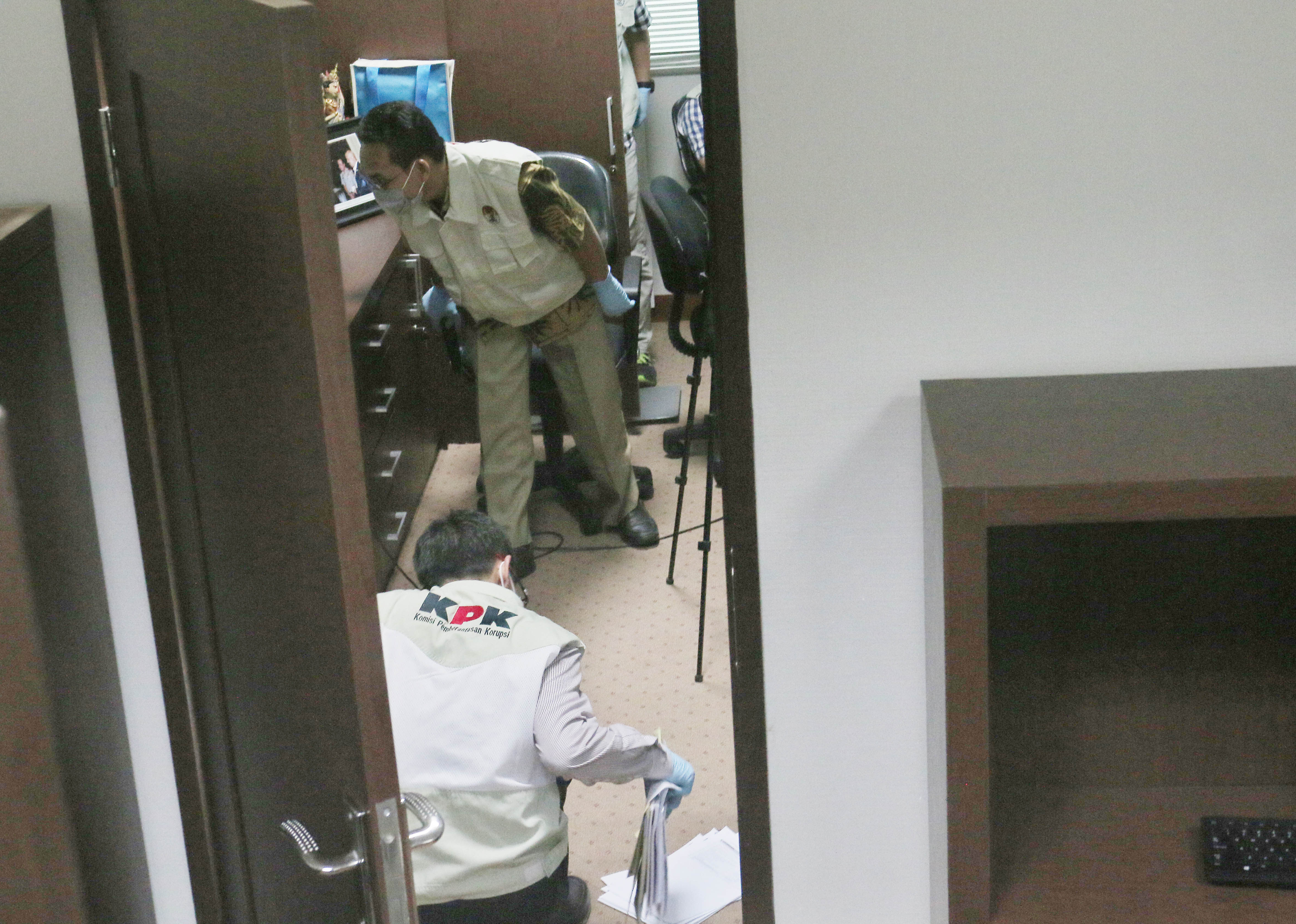 Penyidik KPK saat menggeledah salah satu ruangan di DPR (ilustrasi penggeledahan)