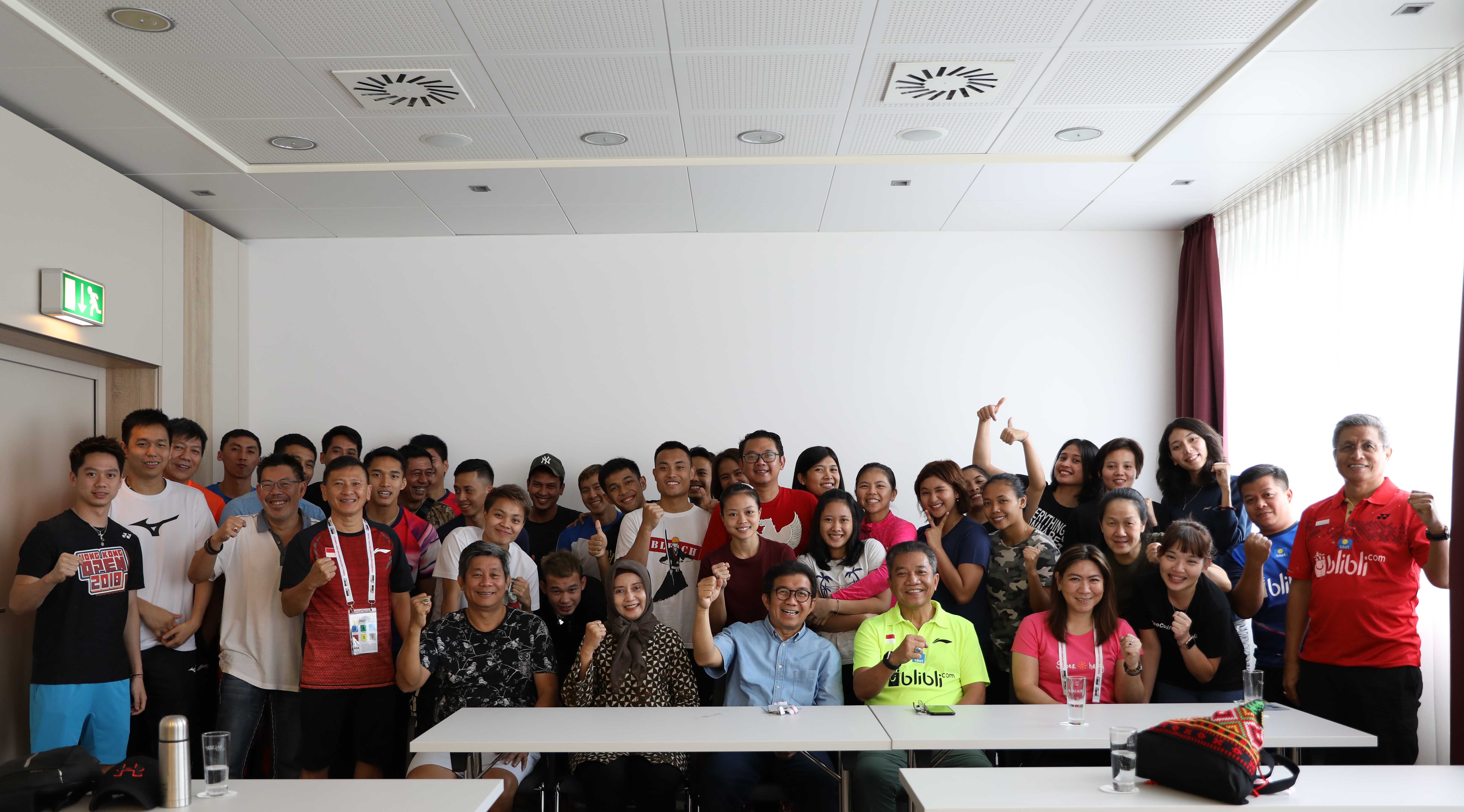 Tim bulu tangkis Indonesia yang akan berlaga di Kejuaraan Dunia bersama Dubes RI untuk Swiss Muliaman Darmansyah Hadad