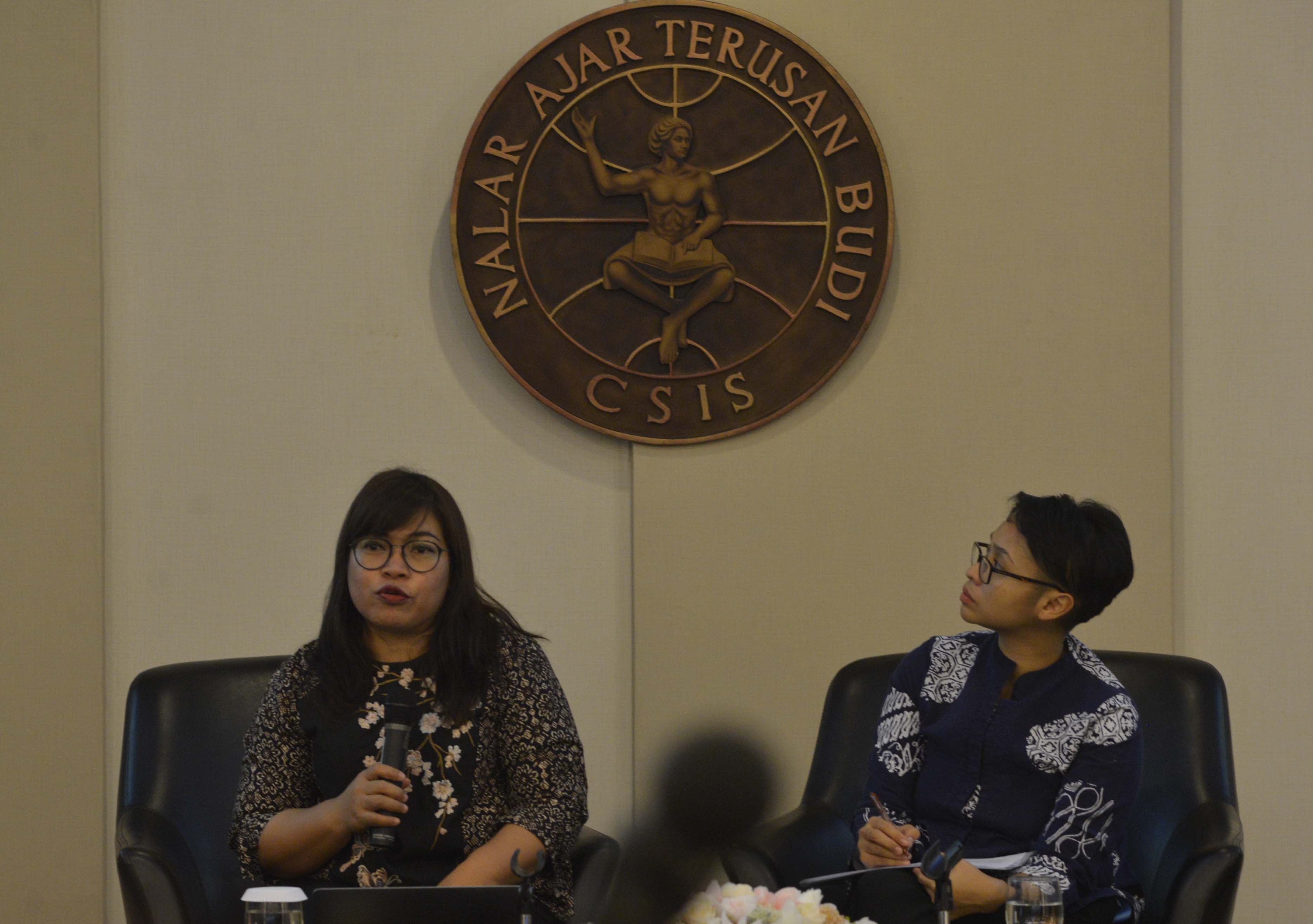  Wakil Indonesia Untuk AICHR Yuyun Wahyuningrum (kiri)