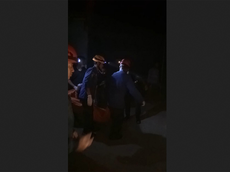 Petugas mengevakuasi jenazah Otih, korban kebakaran di Purwakarta