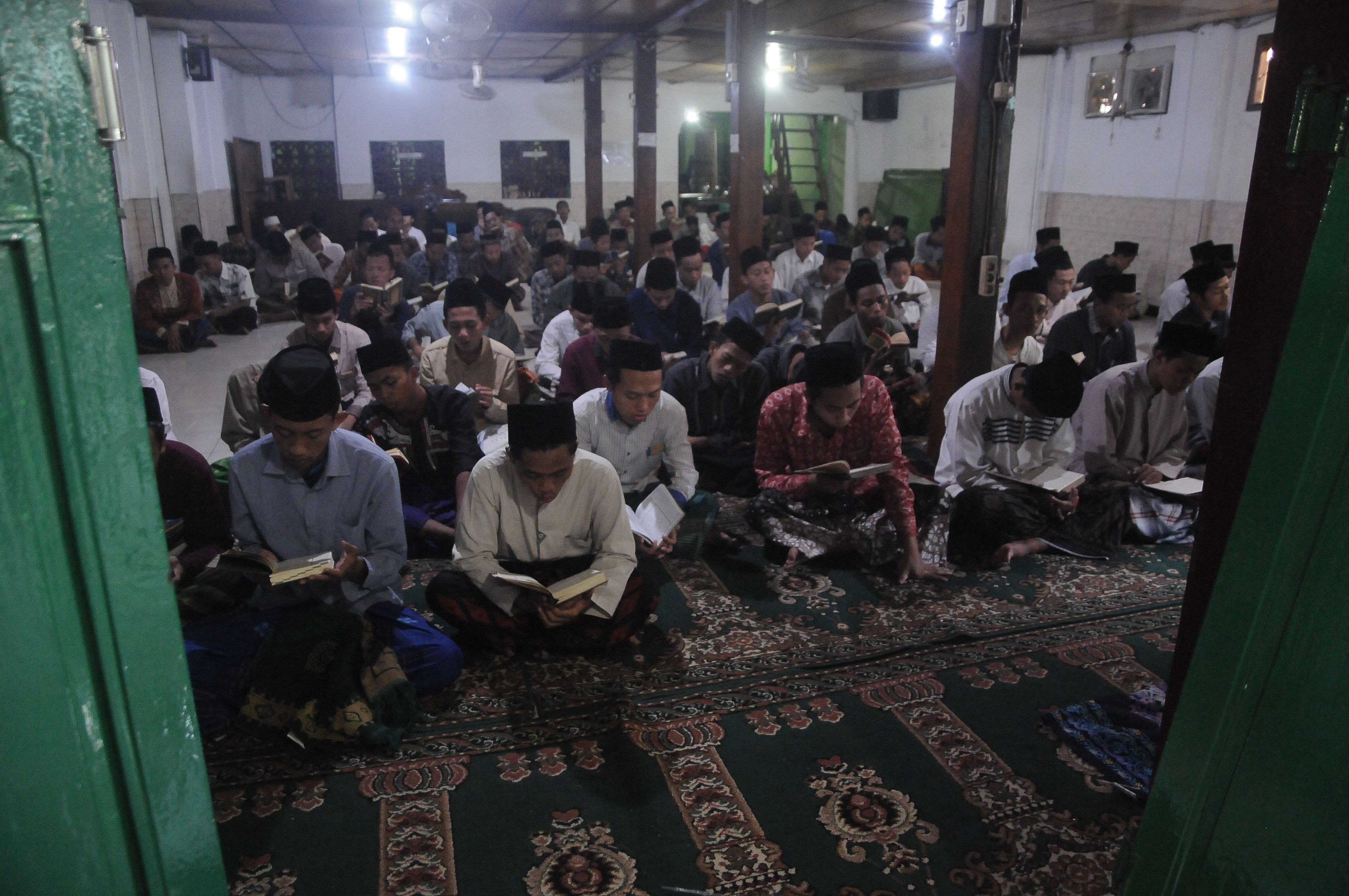Sejumlah santri berdoa di rumah duka KH Maimoen Zubair di Pondok Pesantren Al-Anwar di Sarang, Rembang, Jawa Tengah, Selasa (6/8/2019).