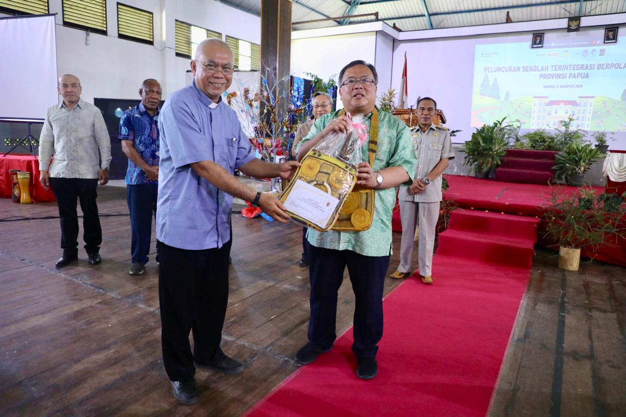 Menteri PPN/Kepala Bappenas Bambang Brodjonegoro saat meresmikan sekolah terintegrasi Berpola Asrama di Nabire