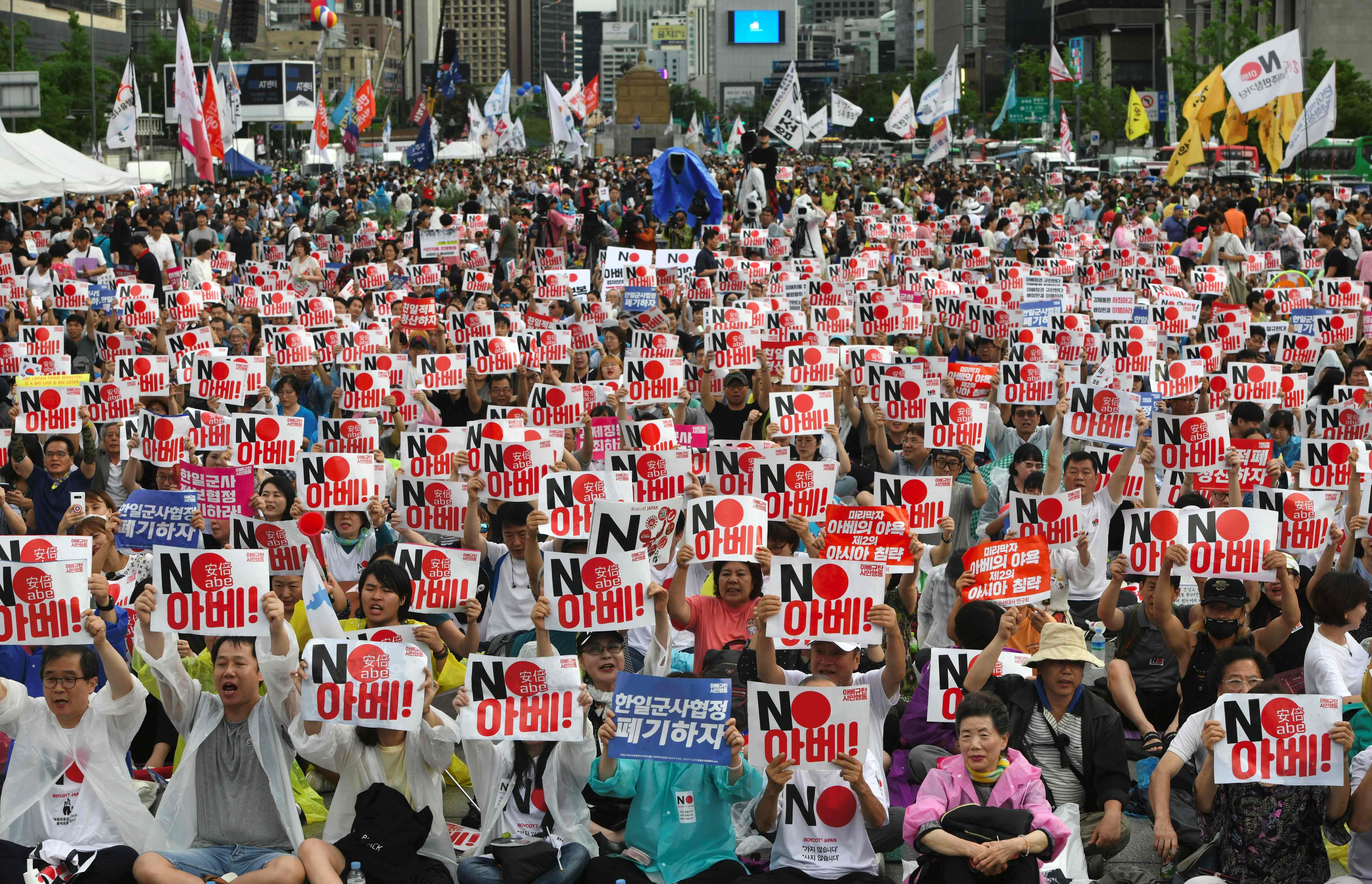 Demonstran Korsel mengangkat kertas bertuliskan 