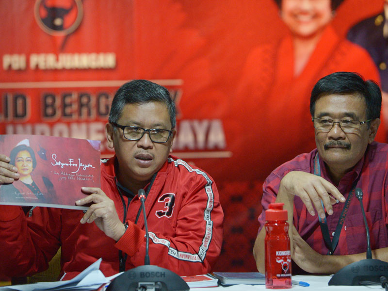 Sekjen PDIP Hasto Kristiyanto (kiri) bersama Ketua Steering Committee Kongres V PDIP Djarot Saiful Hidayat (kanan).