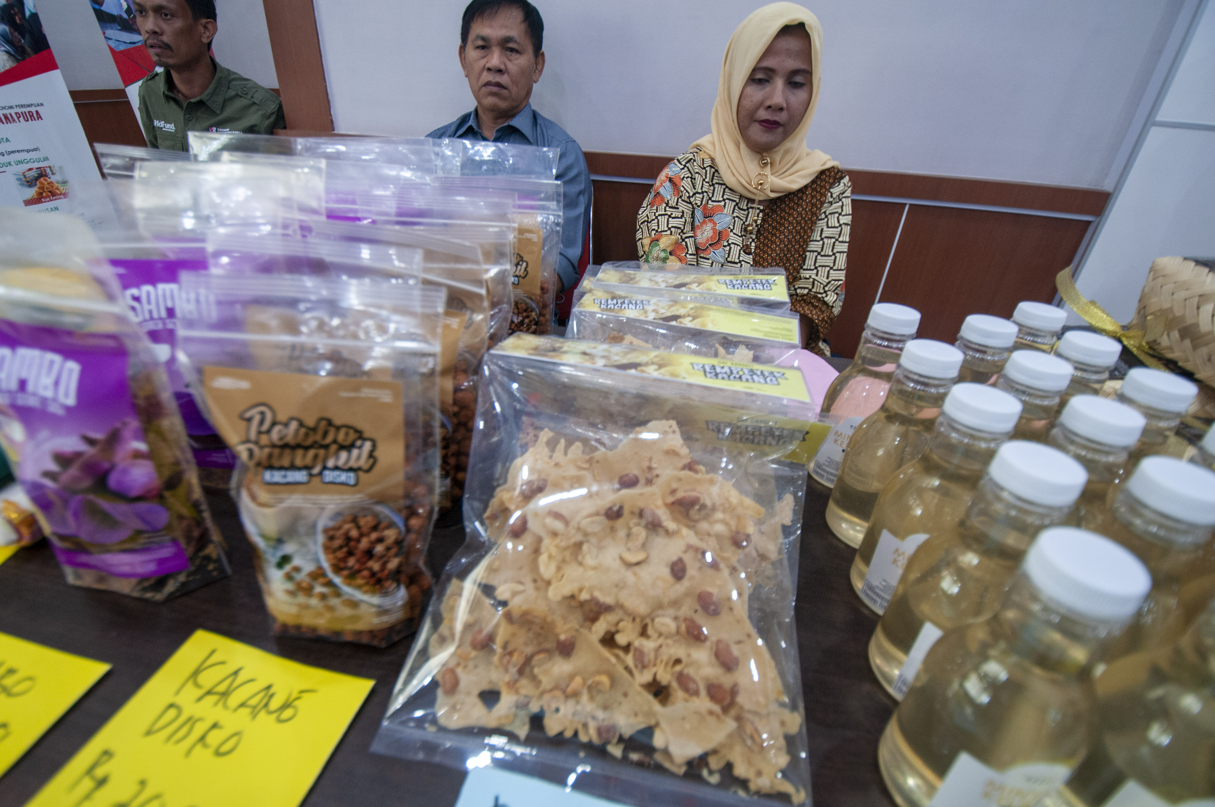 Penyintas memajang hasil produknya pada Ekspo Produk Pemulihan Korban Bencana di Palu