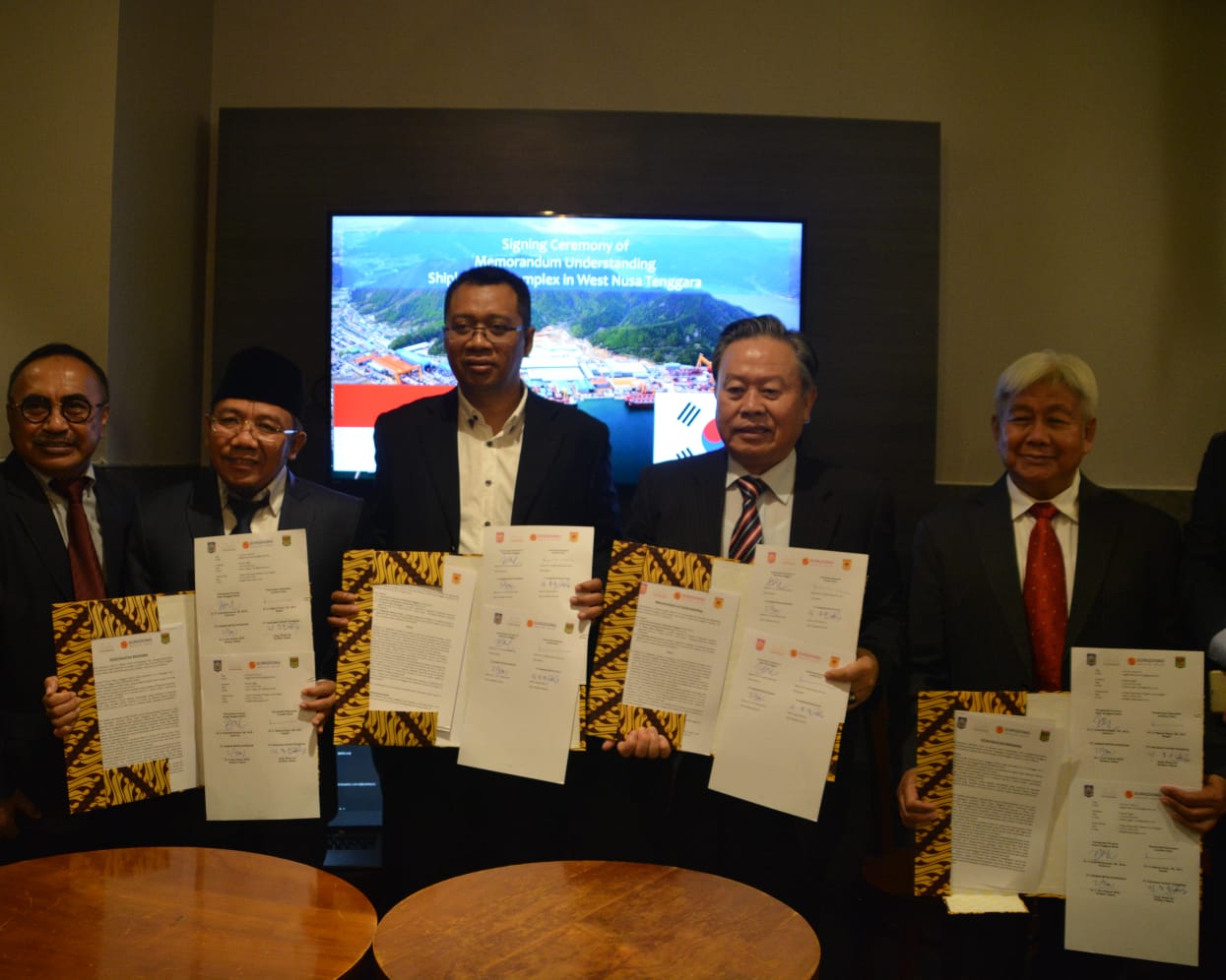 Gubernur NTB,  Zulkieflimansyah (tengah)  dan pengusaha Korea berpoto bersama seusai menandatangani MoU.