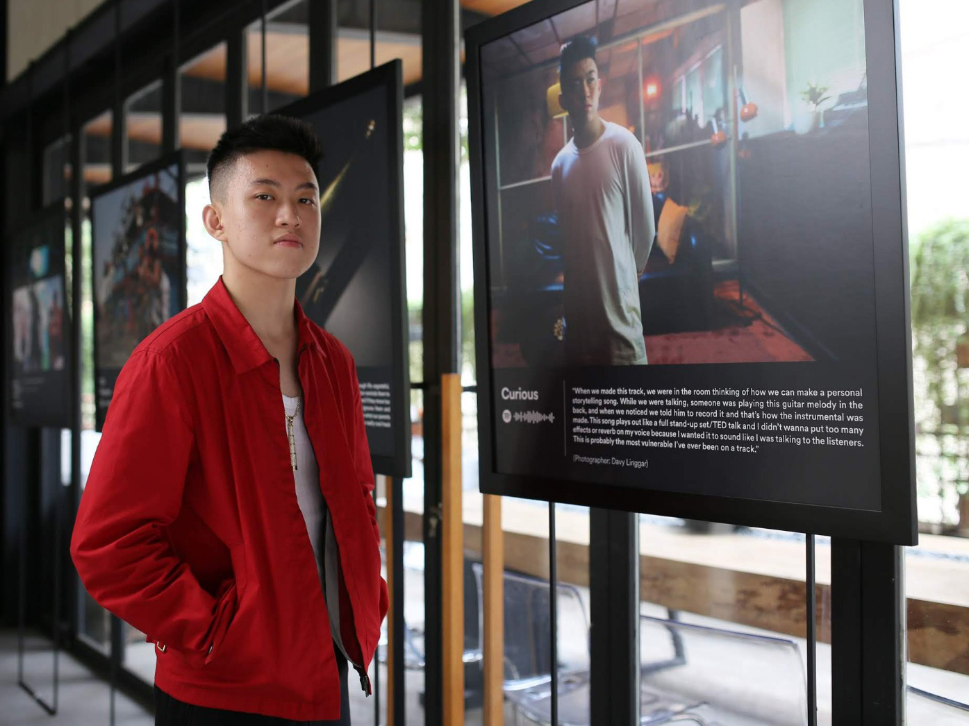 Rapper Rich Brian dalam pembukaan pemeran interaktif The Sailor Experience. 