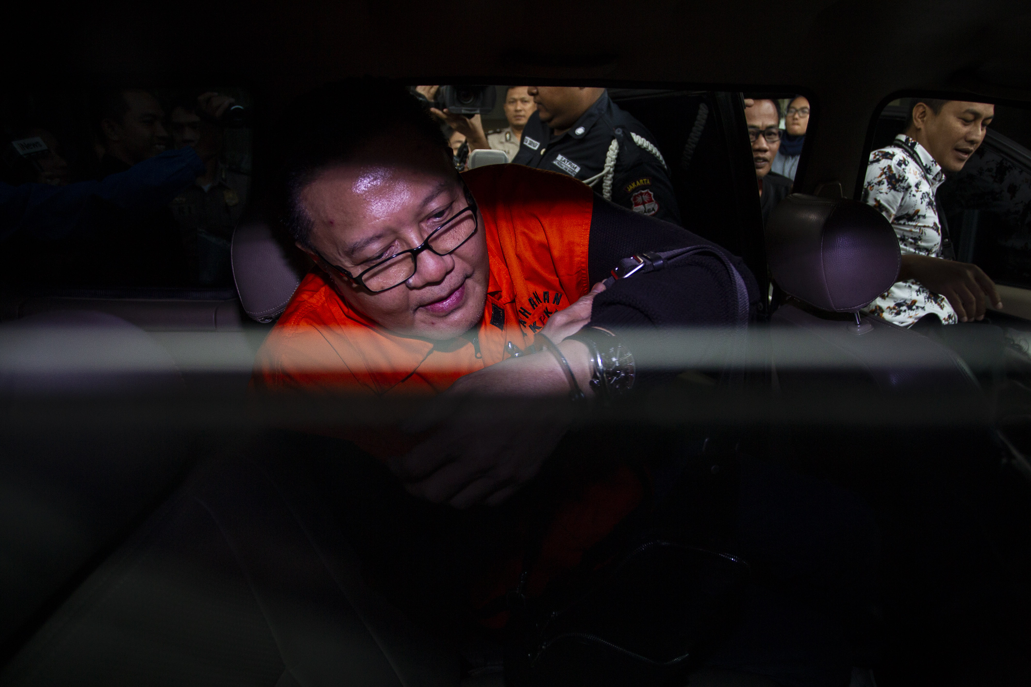 Anggota Komisi VI DPR dari PDIP I Nyoman Dhamantra berada di dalam mobil tahanan seusai menjalani pemeriksaan di Gedung KPK, Jakarta, Jumat 