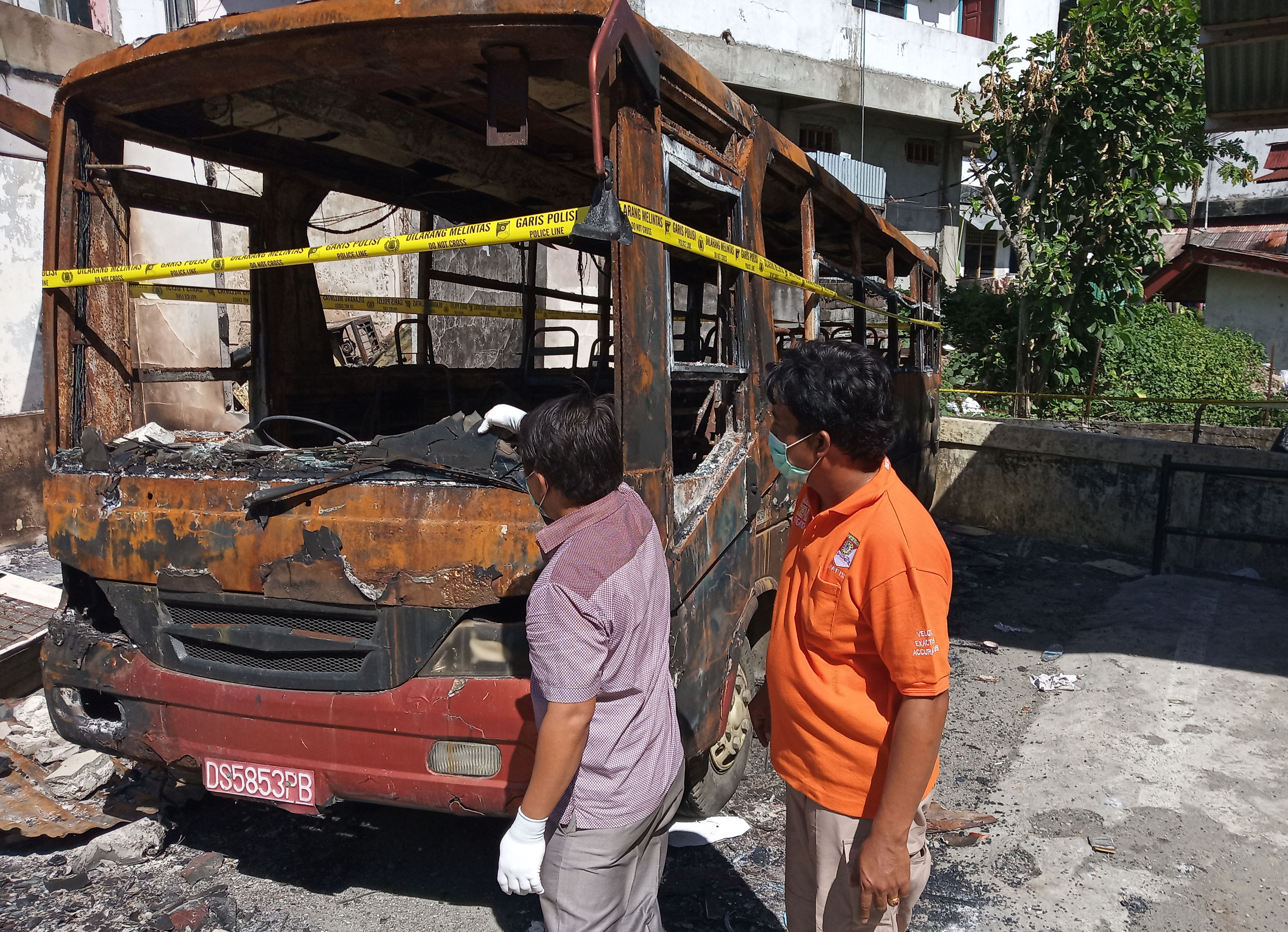 Petugas kepolisian olah tempat kejadian perkara pembakaran kantor DPRD Provinsi Papua Barat di Manokwari, Papua Barat, Selasa (27/8/2019).