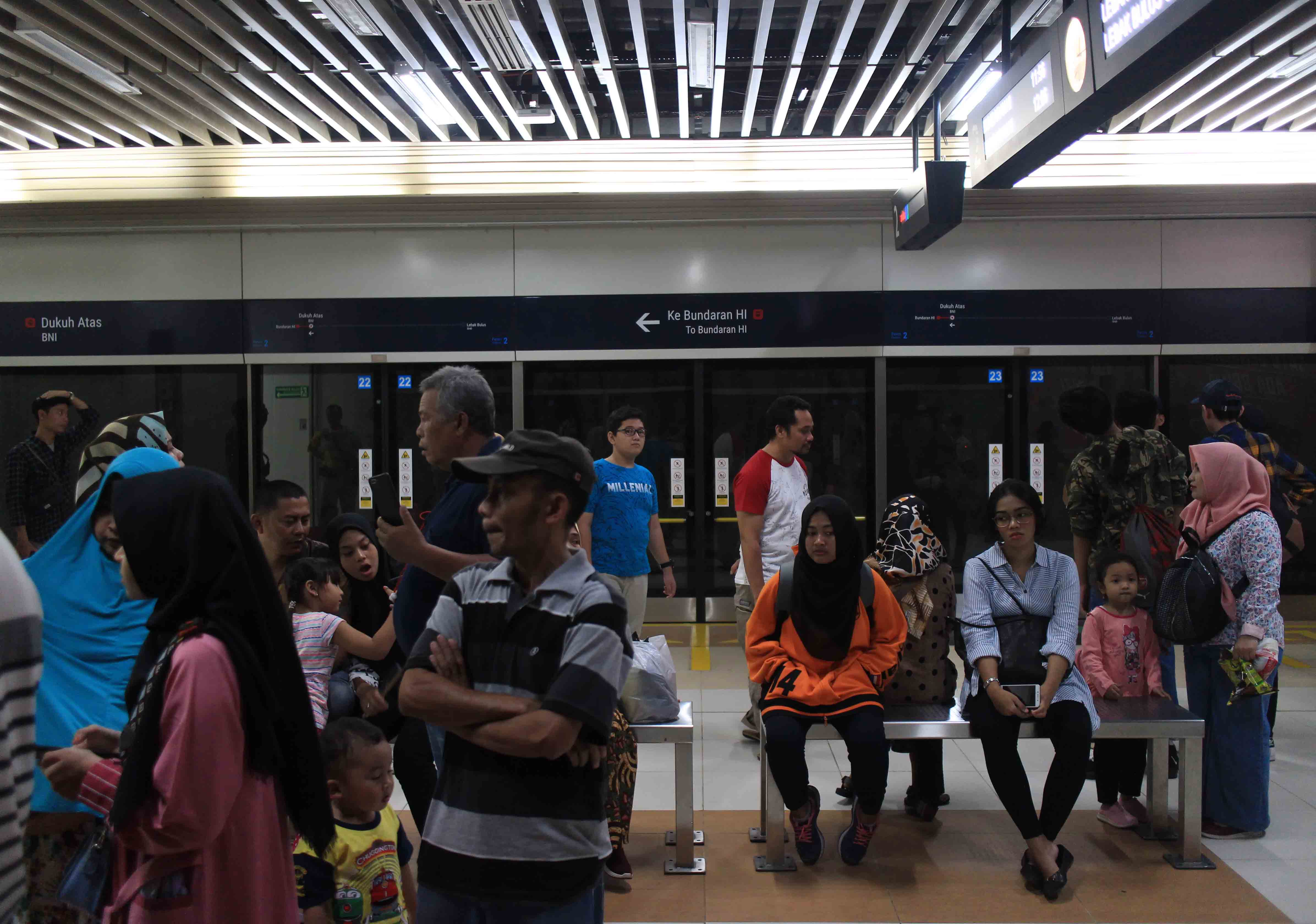 Calon penumpang Moda Raya Terpadu (MRT) menunggu MRT saat pemadaman listrik di Stasiun Bundaran HI, Jakarta, Minggu (4/8). 