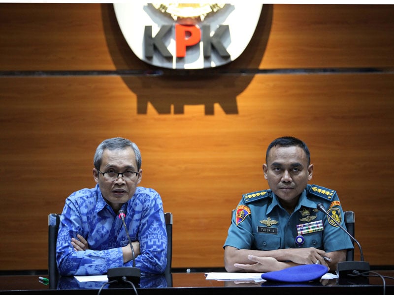 Wakil Ketua KPK Alexander Marwata (kiri) bersama Dirbingakkum Puspomal Kolonel Laut Totok Safaryanto