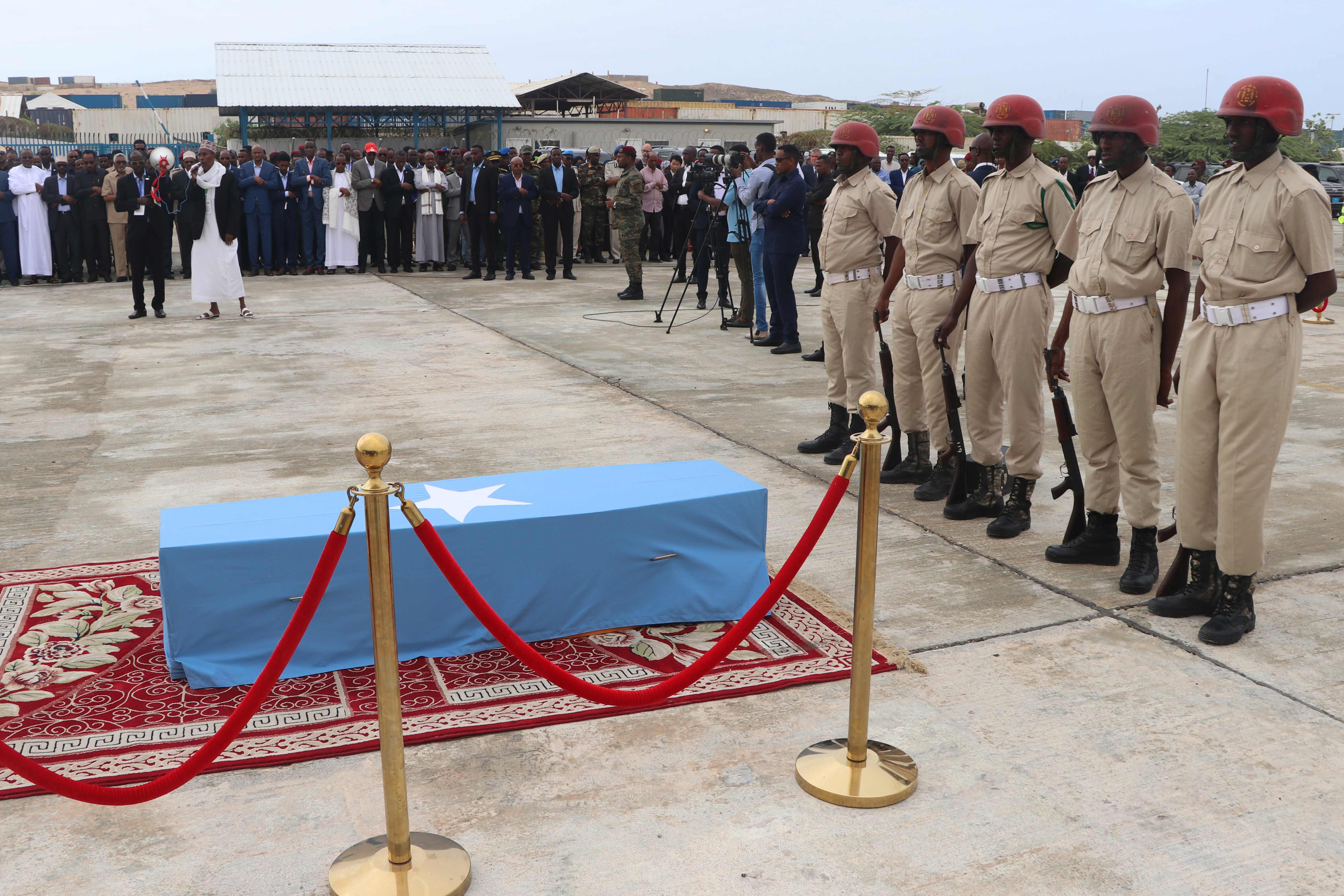 Tentara Nasional Somalia berdiri tegak sehubungan dengan jenazah walikota Mogadishu, Abdirahman Omar Osman.