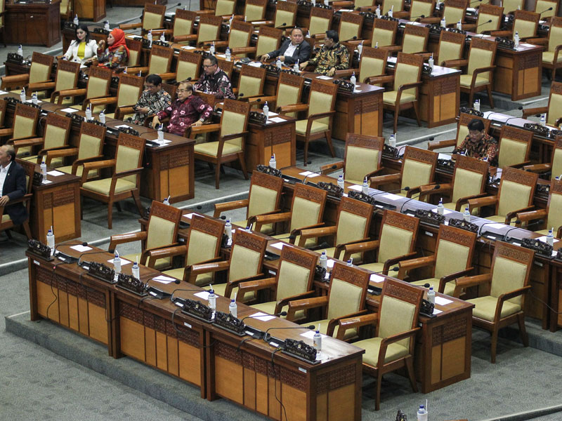 Anggota dewan di antara deretan bangku-bangku kosong dalam rapat paripurna Suasana rapat paripurna DPR di Gedung Nusantara II