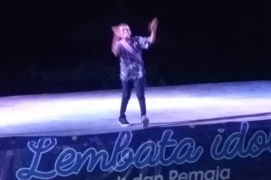 Peserta sedang mengikuti lomba menyanyi.