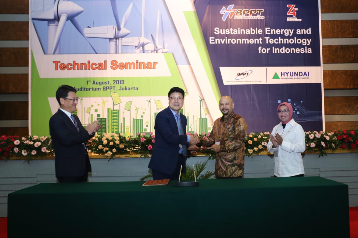 Kepala BPPt Hamam Riza (kedua dari kiri) usai menandatangani MoU dengan Hyundai.