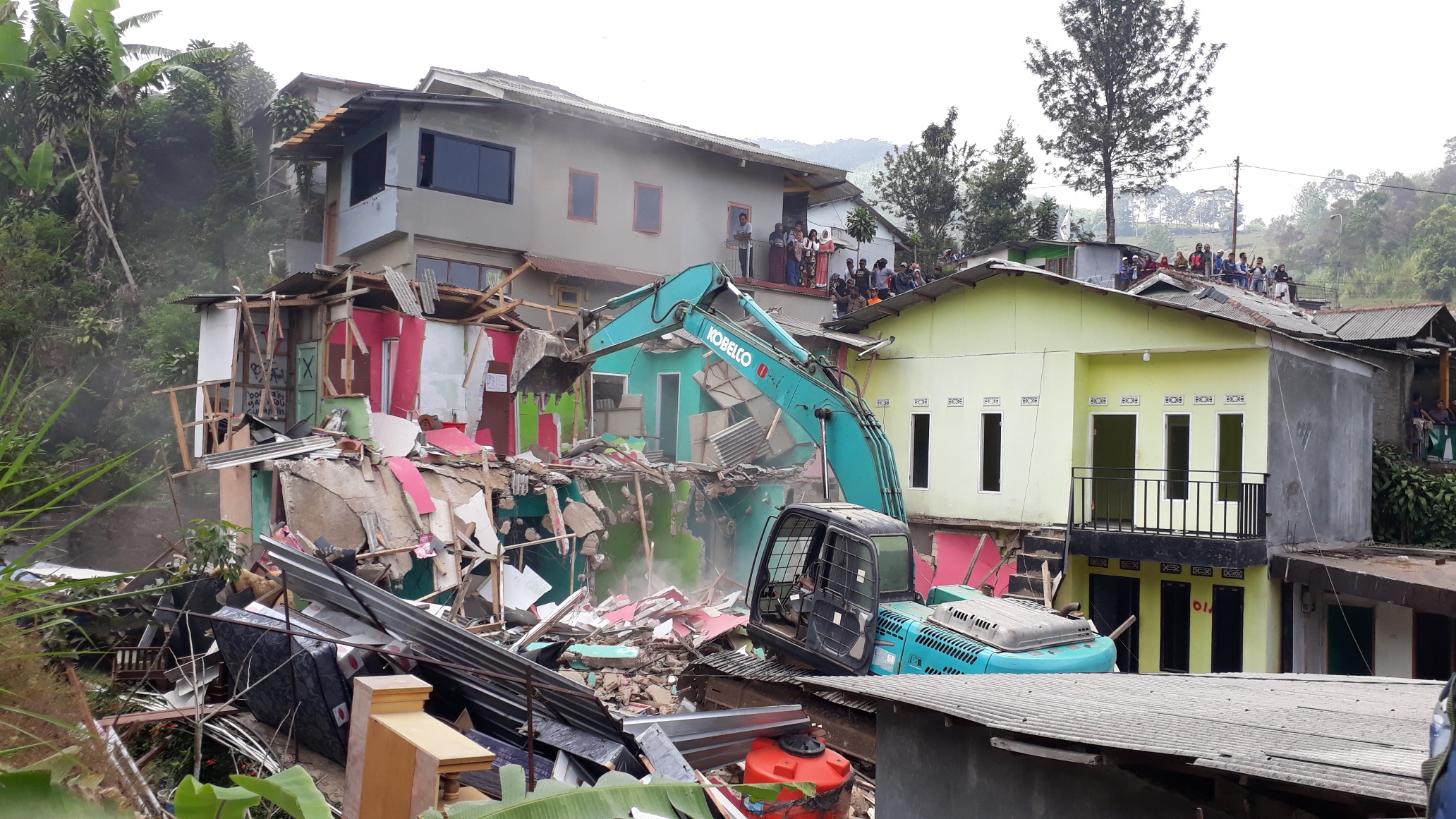 Satpol PP Kabupaten Bogor menertibakan 53 bangunan penginapan tanpa ijin di kawasan jalur Puncak.