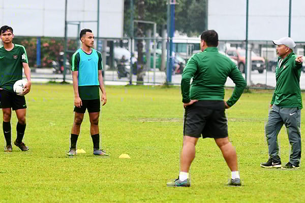 Pelatih kepala Tim Nasional Indonesia U-18 Fakhri Husaini (kanan) sedang memberikan arahan kepada para pemain