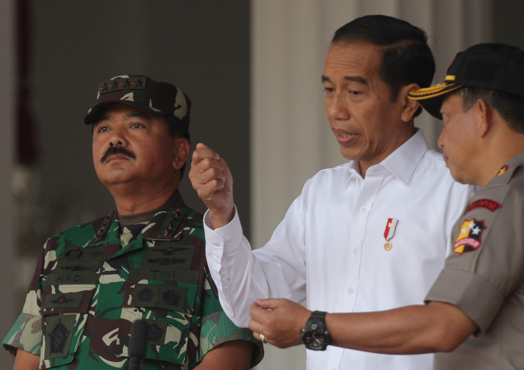 Presiden Joko Widodo bersama Panglima TNI Marsekal Hadi Tjahjanto, Kapolri Jenderal Tito Karnavian 