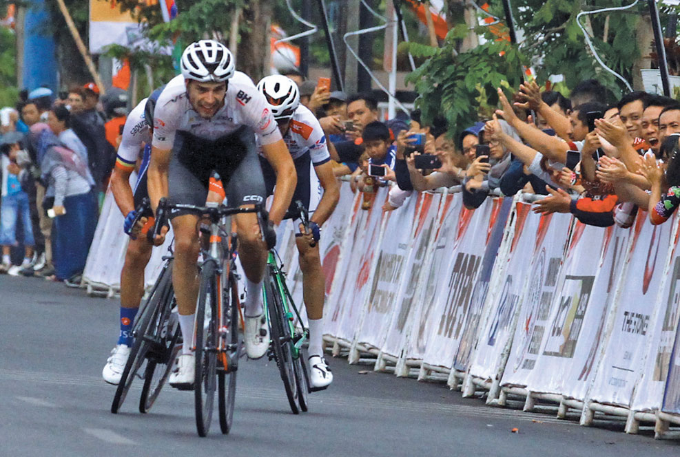 Pembalap sepeda dari Belanda Jeroen Meijers berusaha menjadi yang tercepat memasuki garis fi nis dalam etape kedua Tour d’ Indonesia  