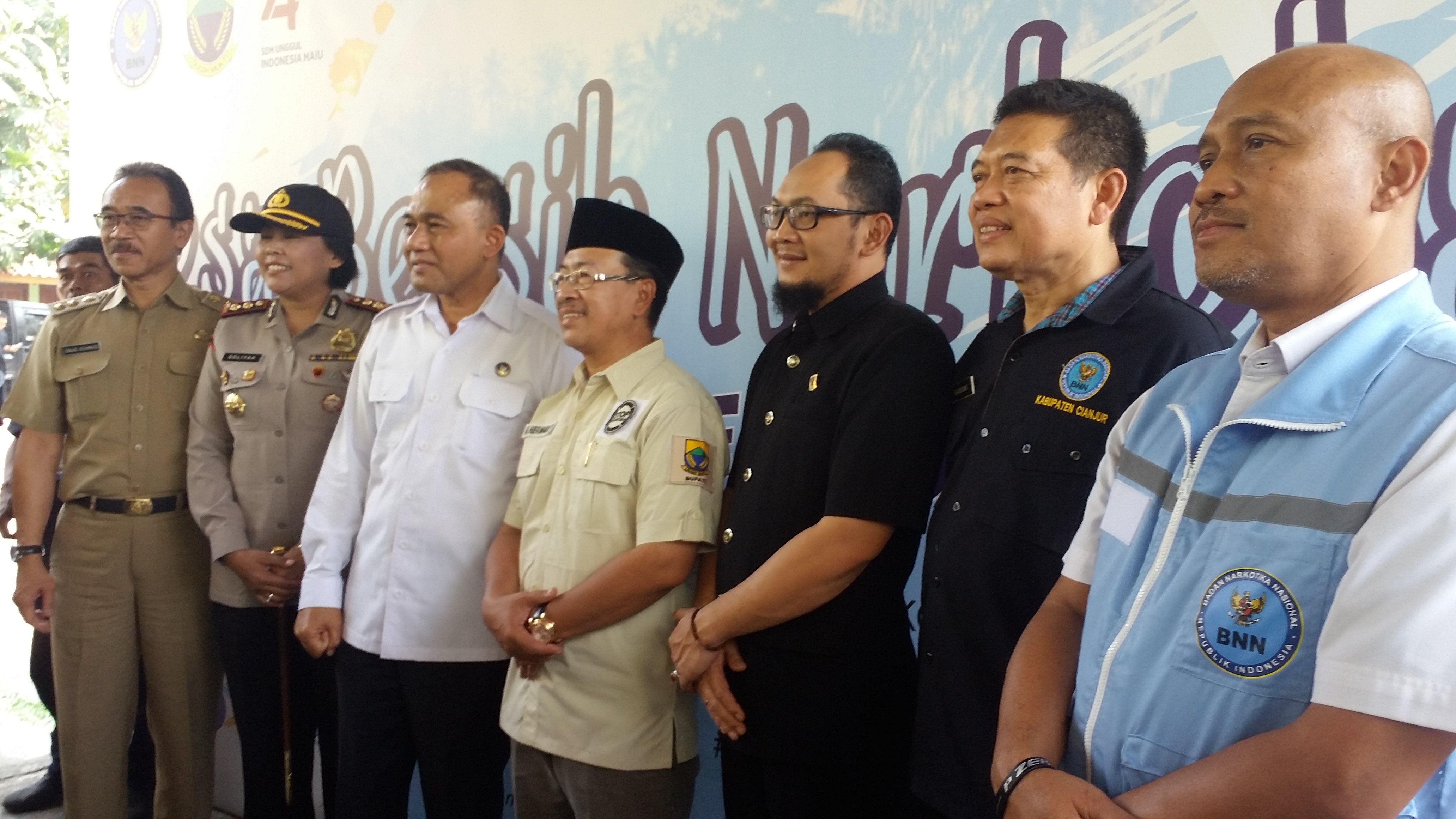  Kepala BNN, Komjen Heru Winarko (ketiga dari kiri) usai menghadiri Deklarasi Seretak Desa dan Kelurahan Bersih Narkoba di Cianjur.