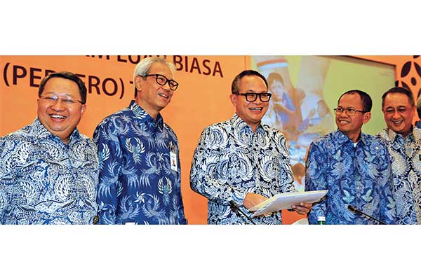 Direktur Utama Bank Mandiri Kartika Wirjoatmodjo (tengah) berbincang dengan Wakil Direktur Utama Sulaiman A Arianto (kiri), Komisaris Utama,