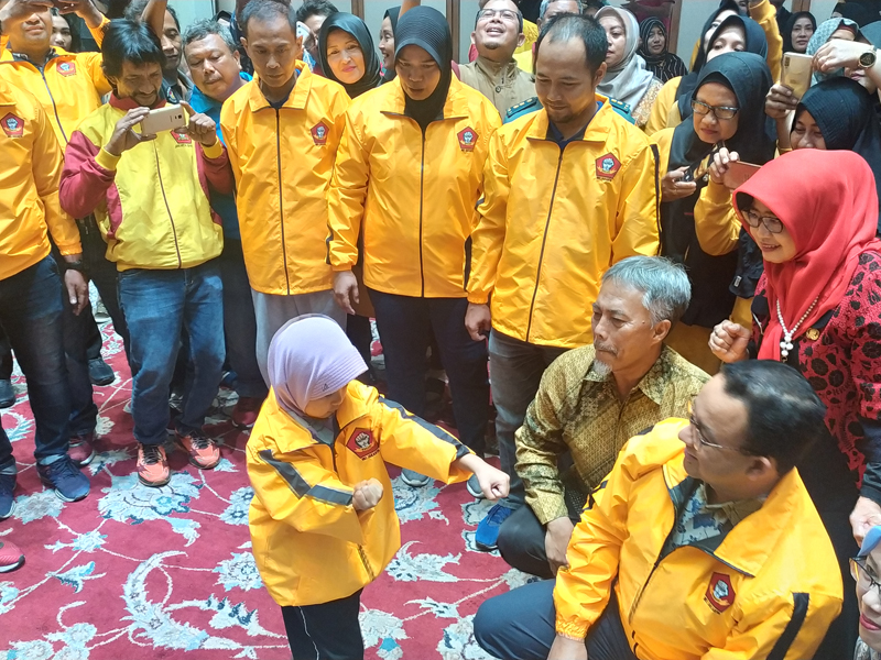 Gubernur DKI Jakarta Anies Baswedan melepas karateka yang akan ambil bagian dalam Kejurnas