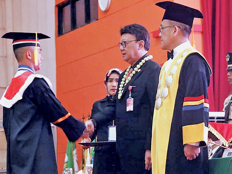 Menteri Dalam Negeri Tjahjo Kumolo memberikan ucapan selamat kepada praja muda Institut Pemerintah Dalam Negeri (IPDN).