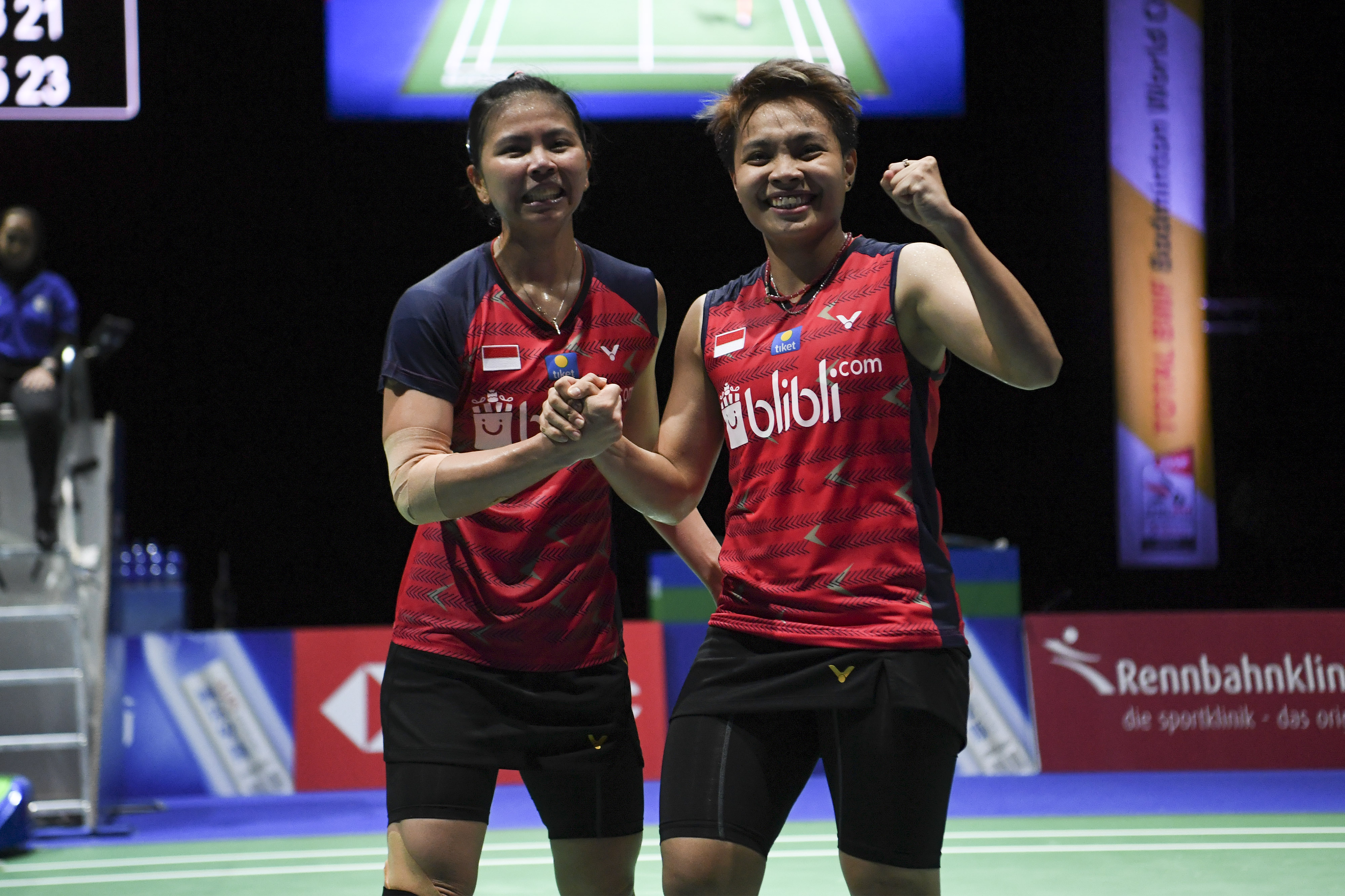  Ganda Putri Indonesia Apriyani Rahayu (kanan) dan Greysia Polii melakukan selebrasi usai mengalahkan ganda putri China Chen Qing Chen  