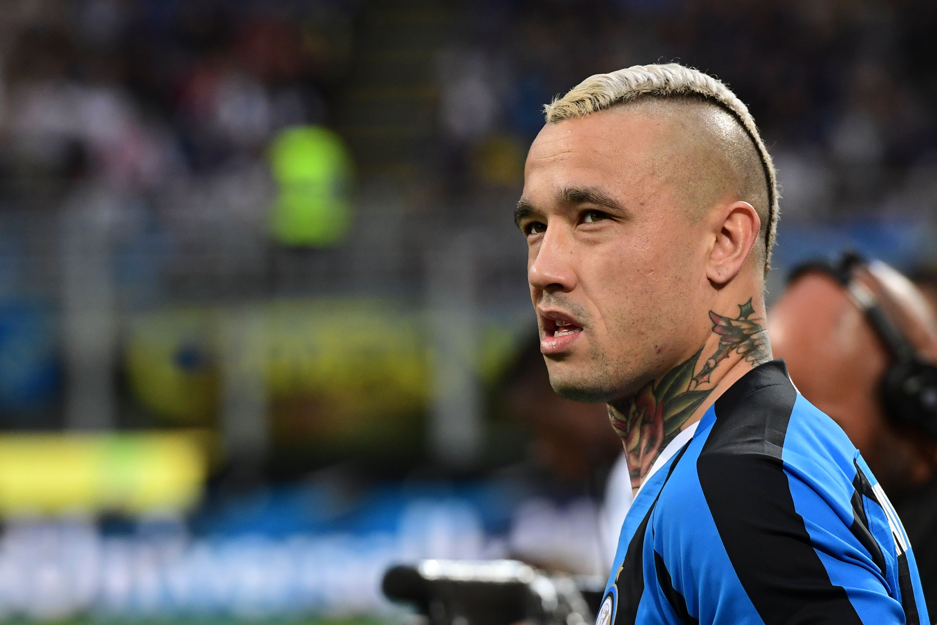 Gelandang Inter asal Belgia Radja Nainggolan memasuki lapangan sebelum pertandingan sepak bola Serie A
