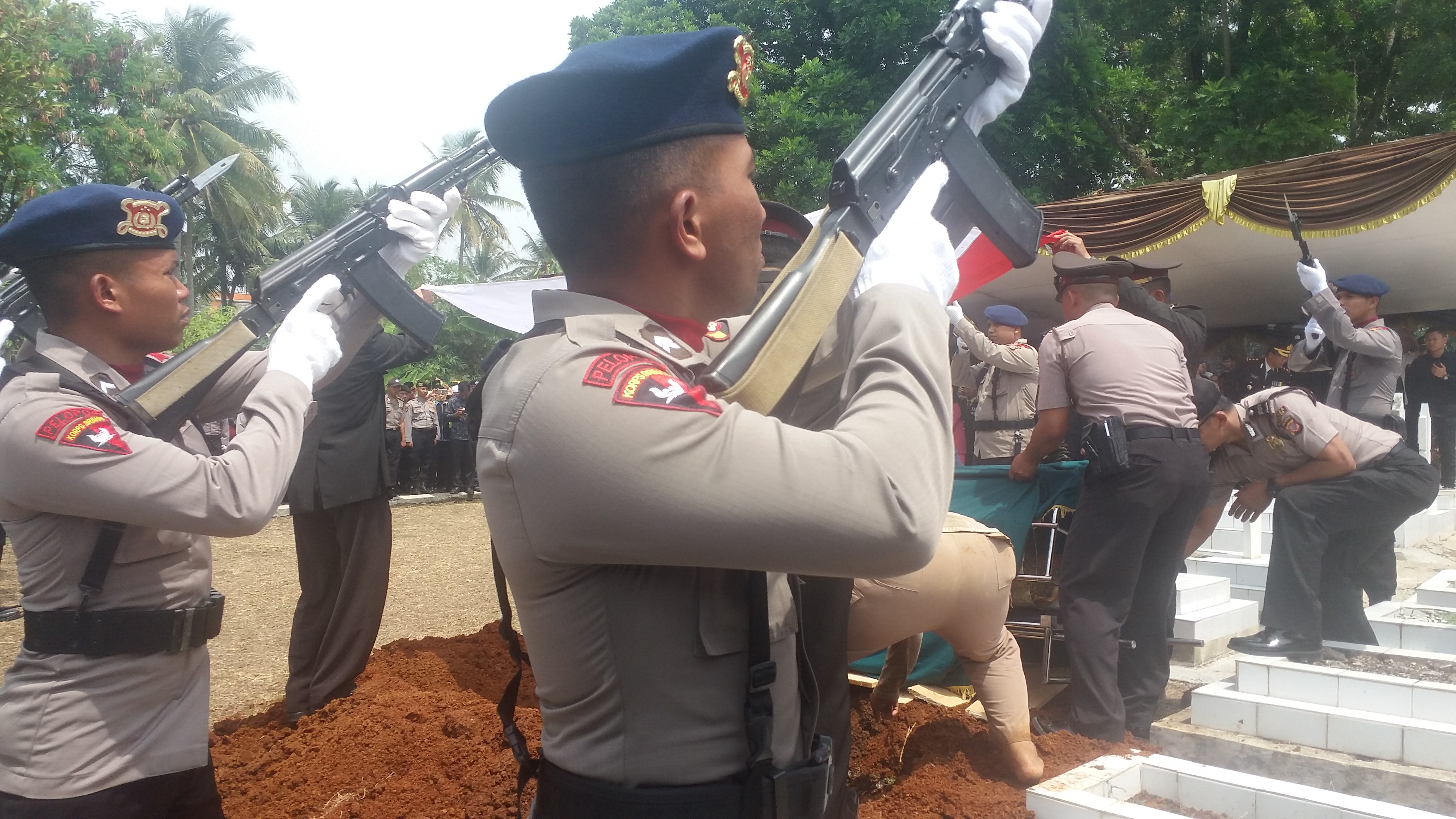 Anggota Brimob Polda Jabar melakukan tembakan salvo saat pemakaman almarhum Ipda Erwin Yudha Wildani.