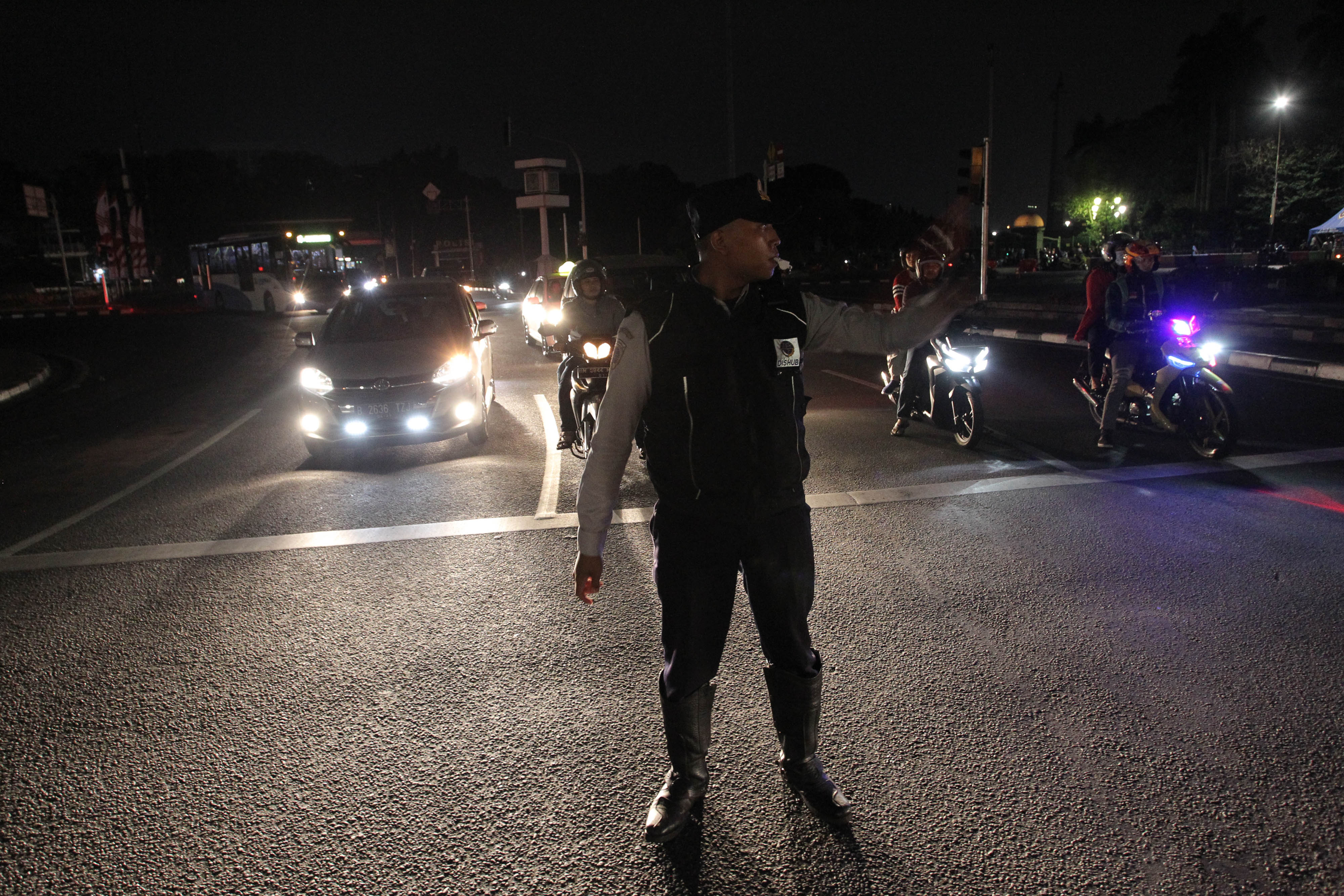  Petugas Dinas Perhubungan DKI Jakarta mengatur lalu lintas saat terjadi pemadaman listrik di kawasan Bundaran Patung Kuda, Jakarta, Minggu 