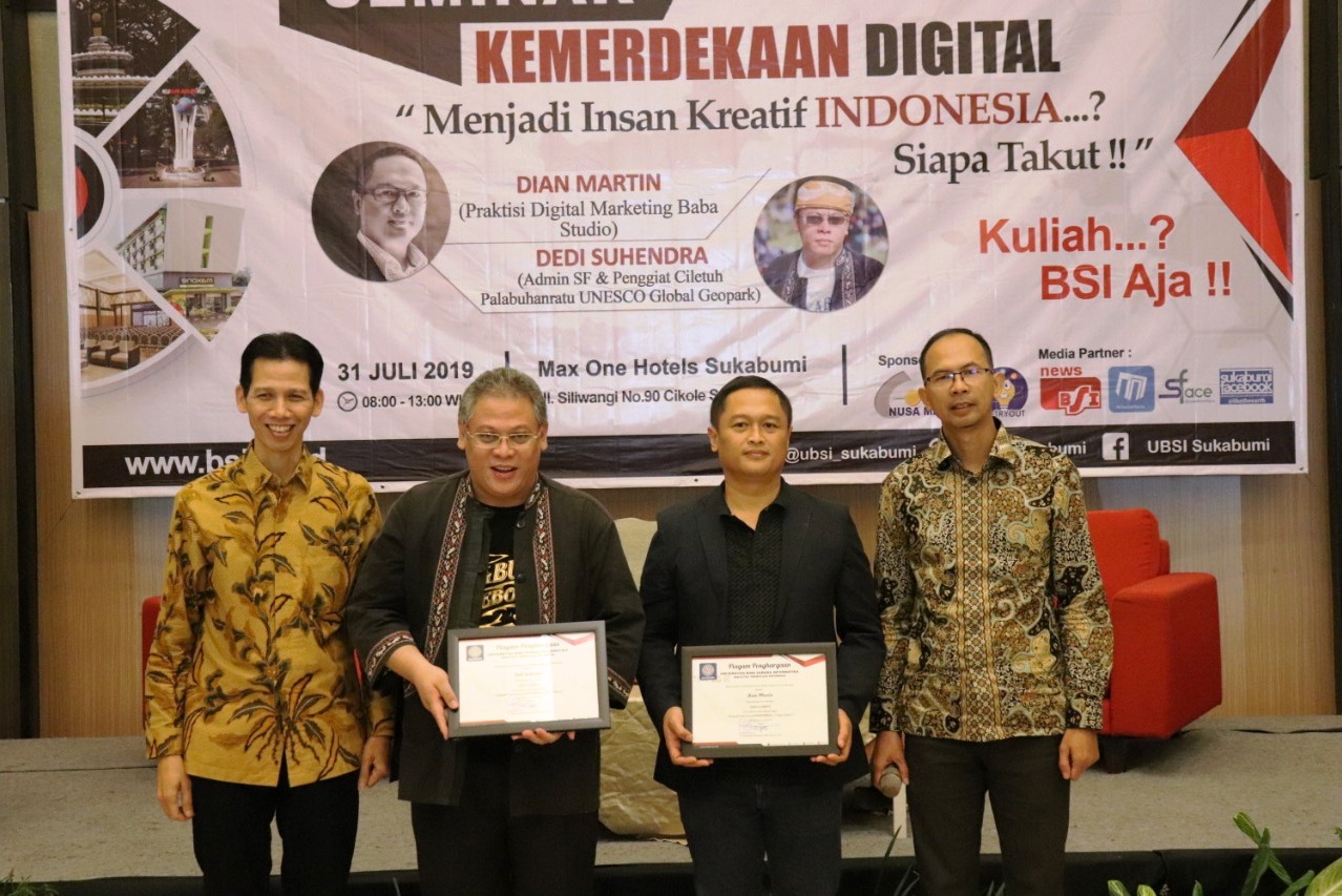 Penyerahan piagam penghargaan oleh Ir Aji Notoseputro, M Kom, selaku Pengurus Yayasan BSI.