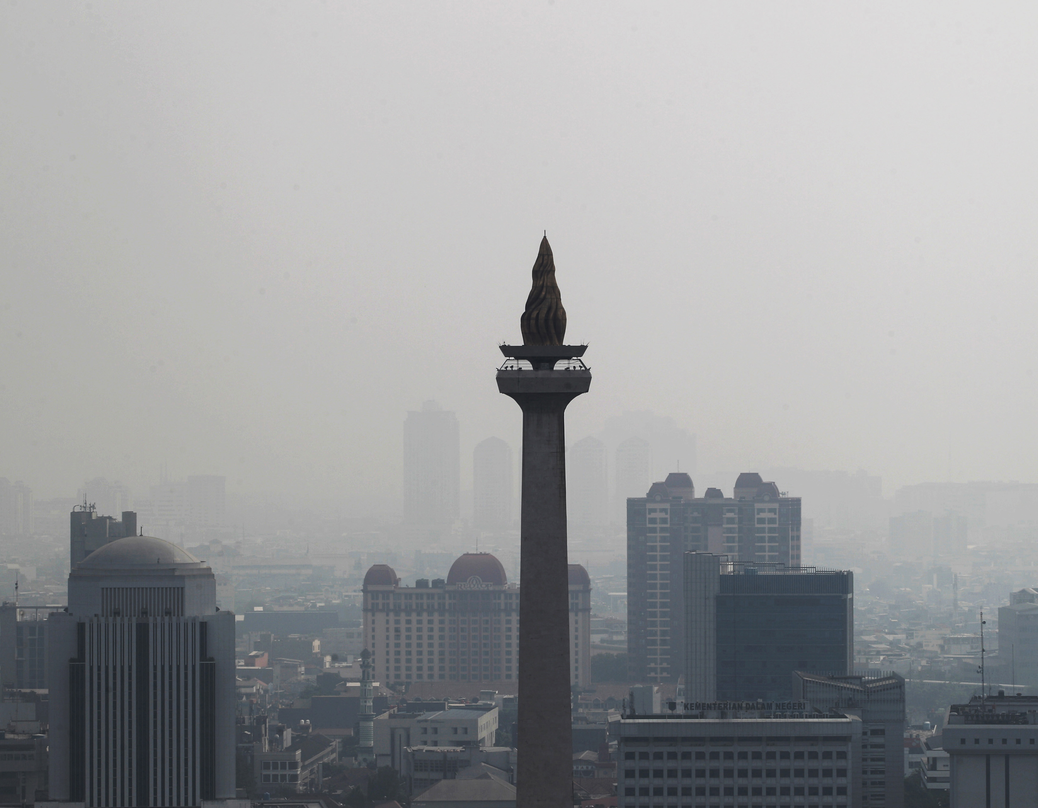  Deretan gedung bertingkat tersamar polusi udara di kawasan Monas, Jakarta.